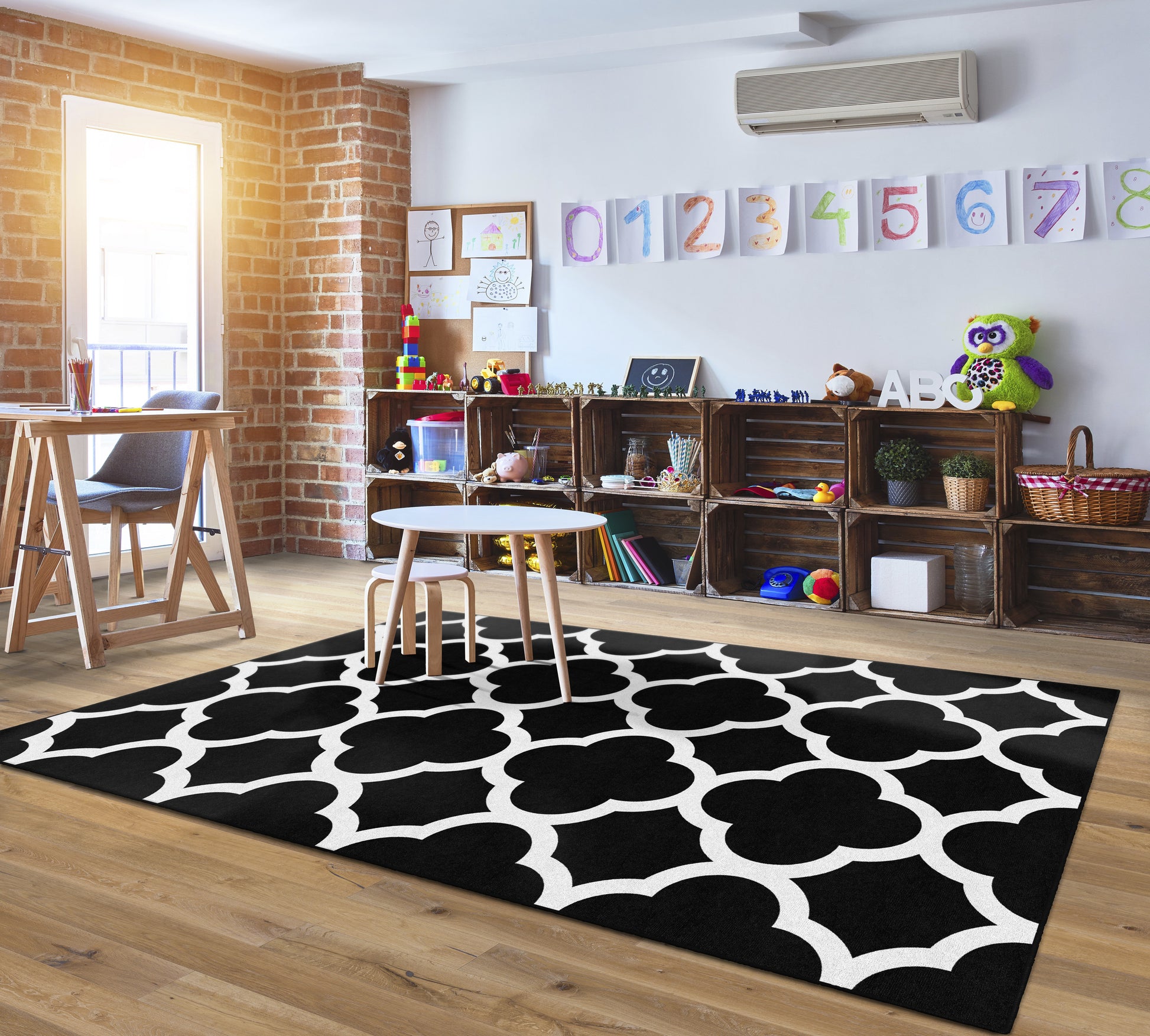 BLK & WHITE QUATREFO 7'6"x12'